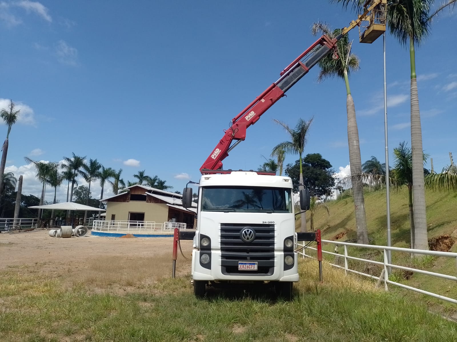 Operação de içamento em área externa